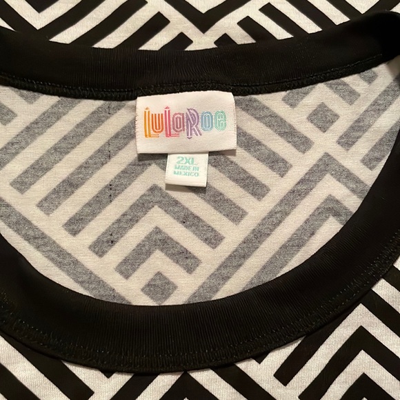 LuLaRoe Liv Tee: Black and White Stripe Pattern (2XL) - Picture 3 of 5